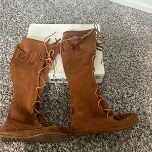 Minnetonka Women's Brown Lace Up Fringe Boots